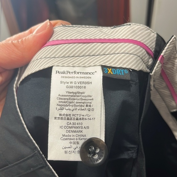 Peak Performance Black Golf Shorts - Picture 6 of 7